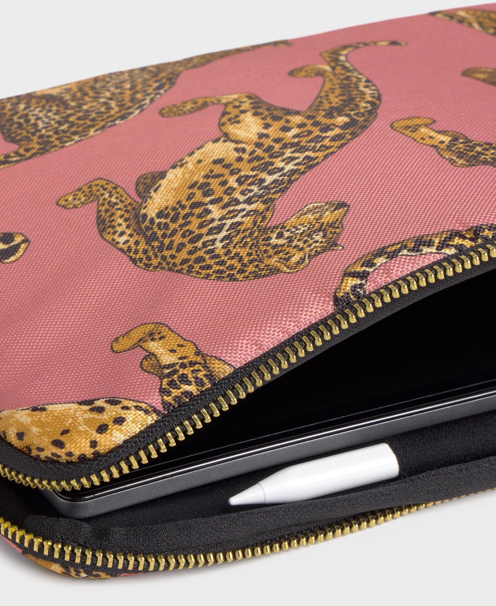 wouf-studio-blush-leopard-housse-ipad-11-recycl-e image 2