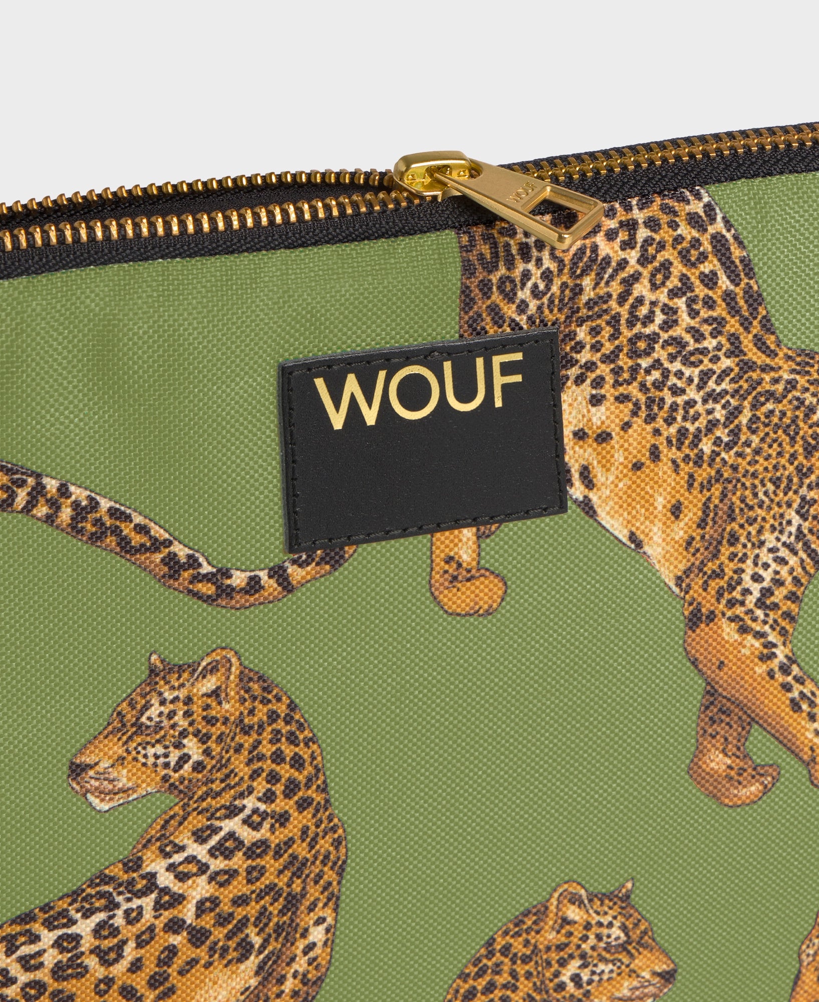 wouf-studio-olive-leopard-housse-ipad-11-support-stylet image 2