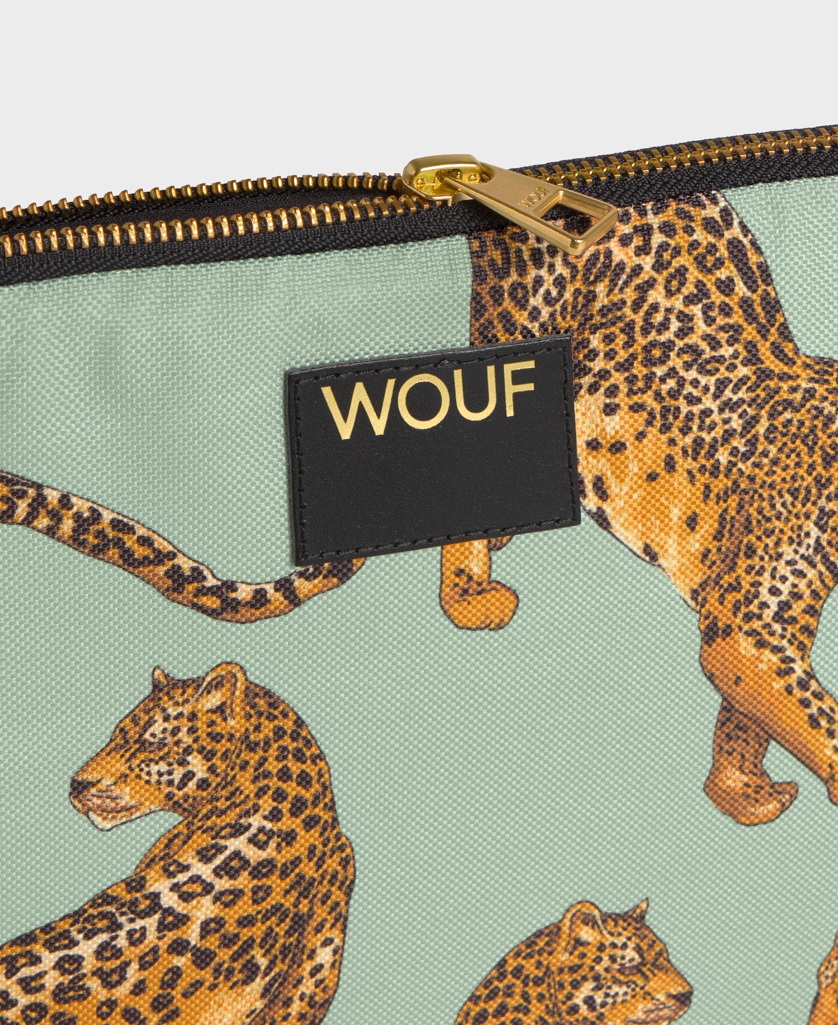 wouf-studio-emerald-leopard-housse-ipad-11-pouces-recycl-e image 3