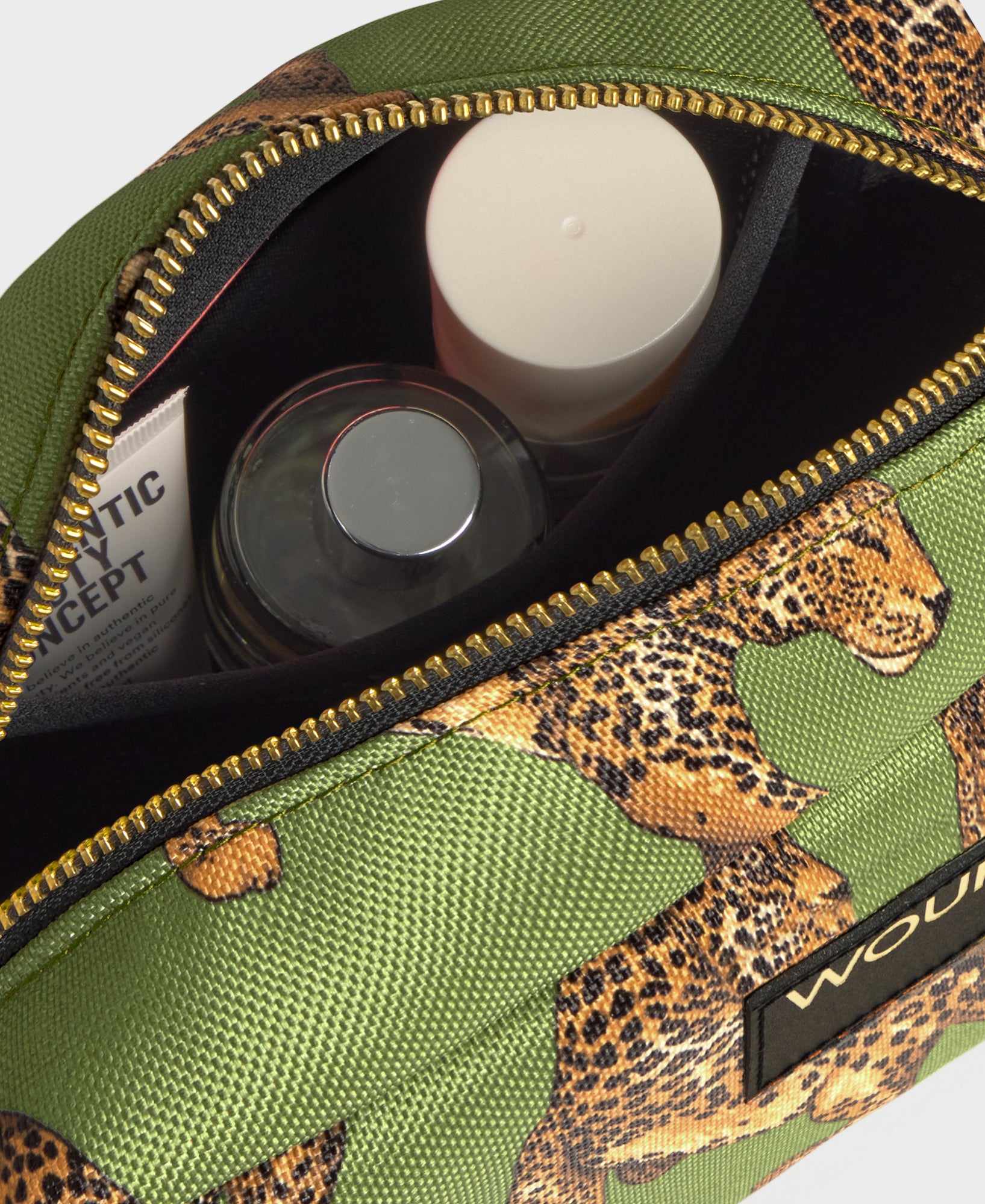 wouf-studio-olive-leopard-trousse-toilette-20-cm-recycl-e image 4