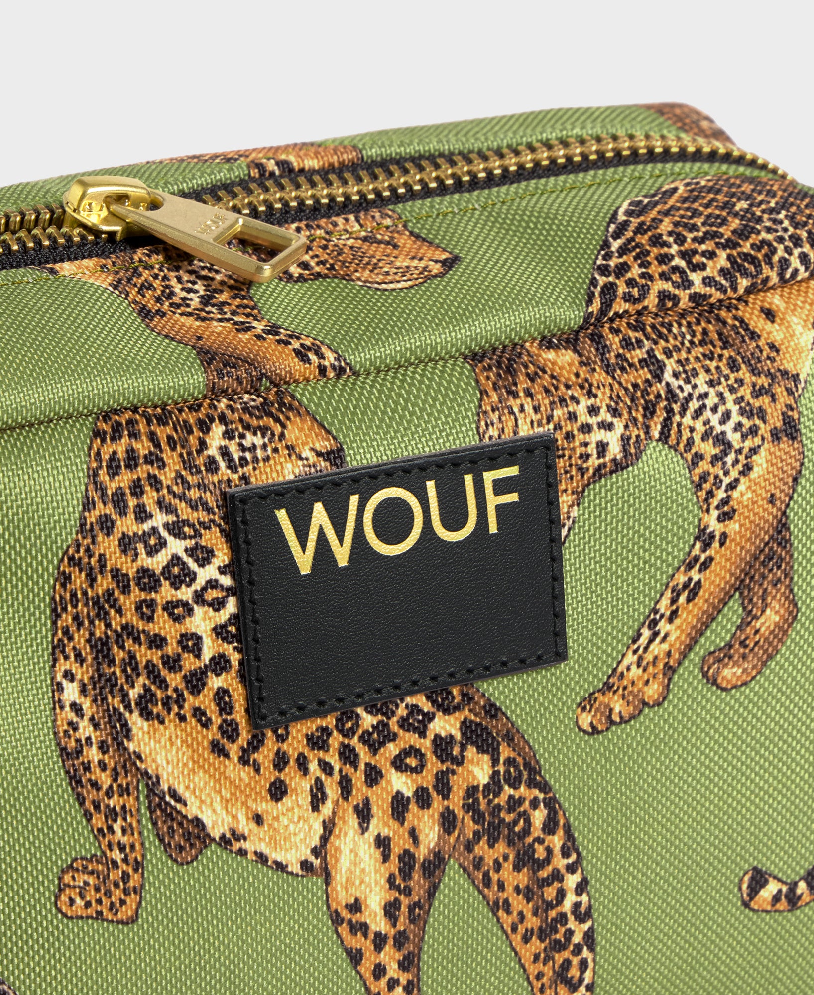 wouf-studio-olive-leopard-trousse-toilette-20-cm-recycl-e image 2