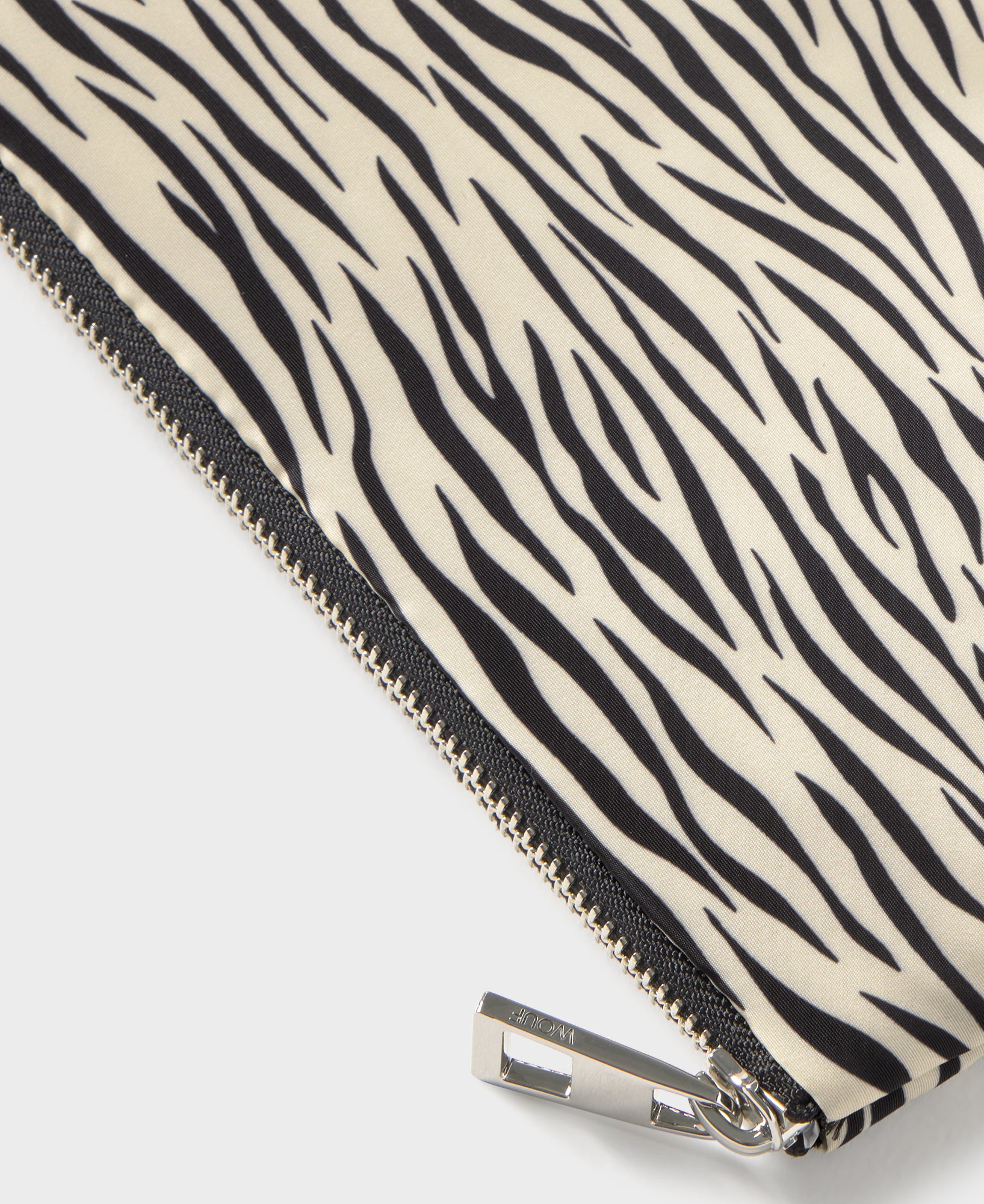 wouf-studio-zebra-hit-pochette-matelass-e-recycl-e image 2
