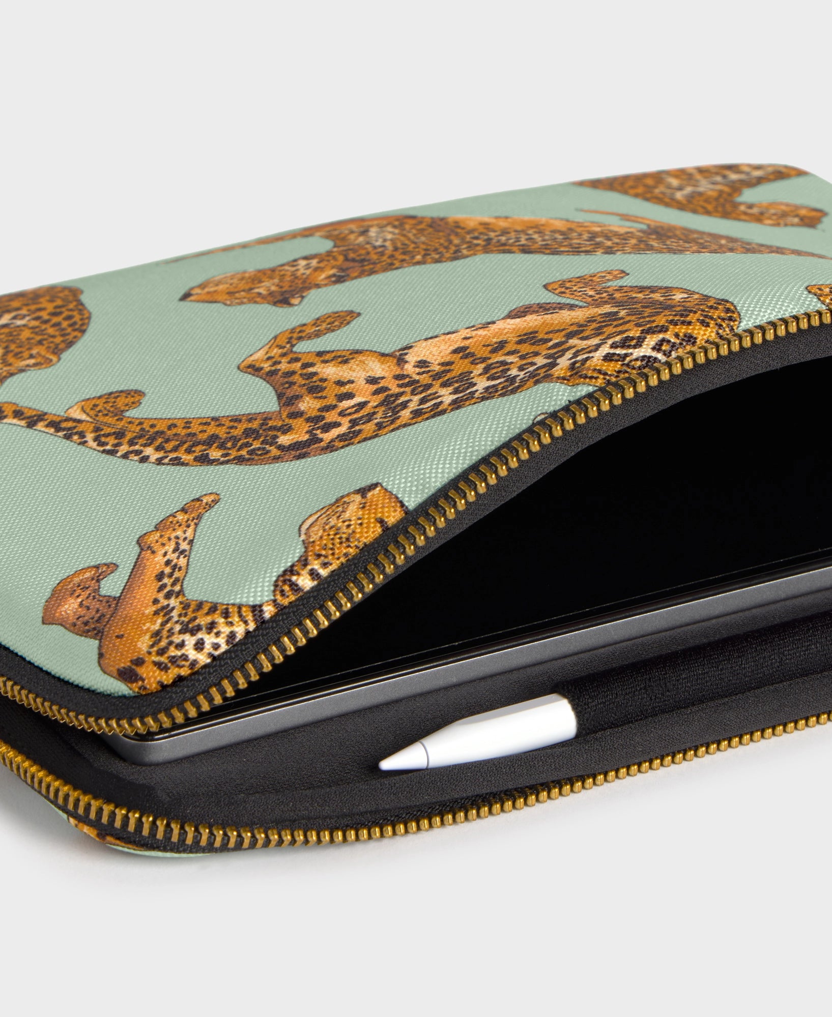 wouf-studio-emerald-leopard-housse-ipad-11-pouces-recycl-e image 2