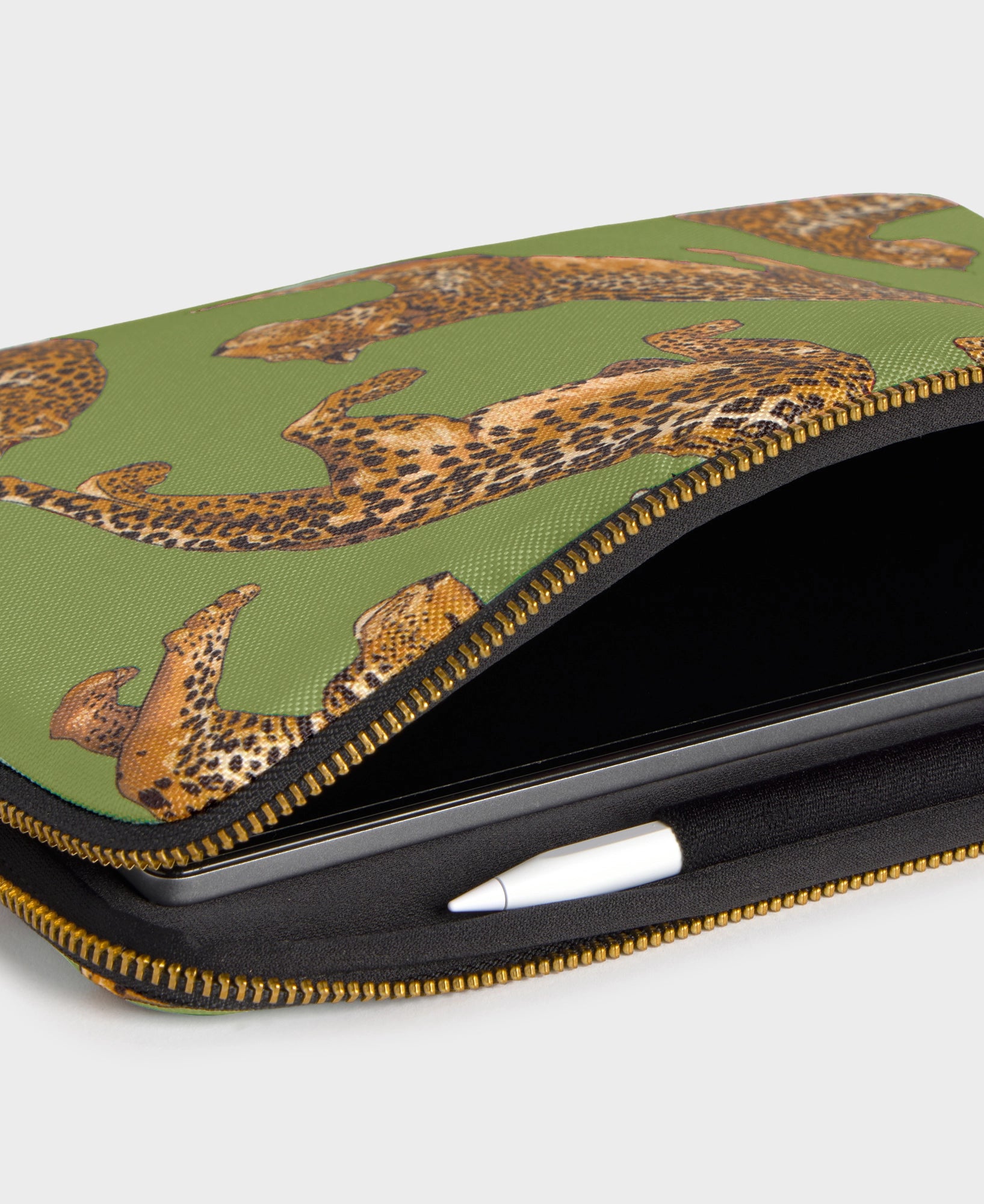 wouf-studio-olive-leopard-housse-ipad-11-support-stylet image 3
