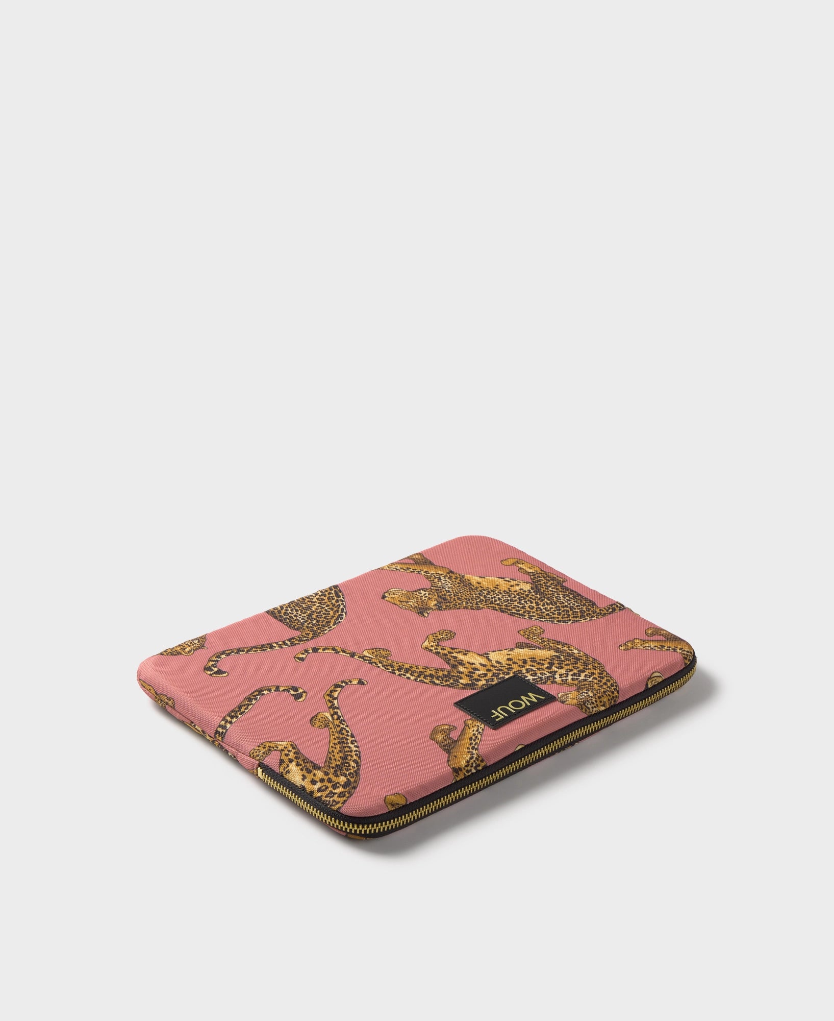 wouf-studio-blush-leopard-housse-ipad-11-recycl-e image 4