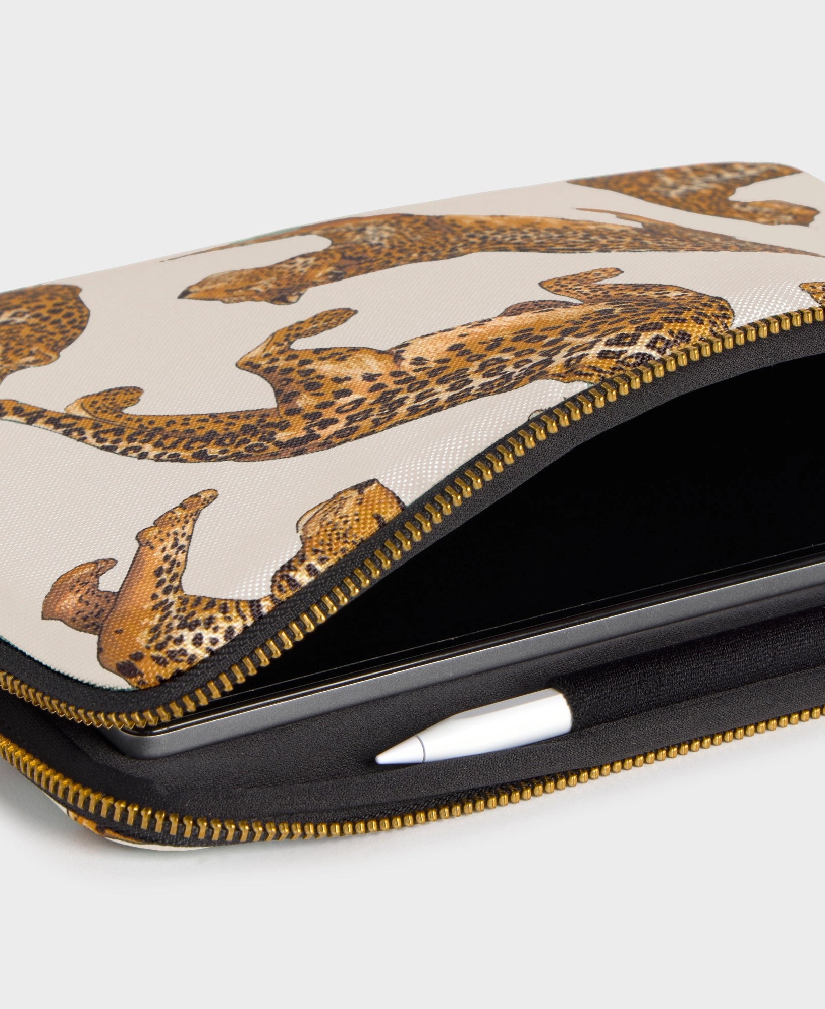 wouf-studio-roar-housse-ipad-11-imprim-e-avec-stylet image 3