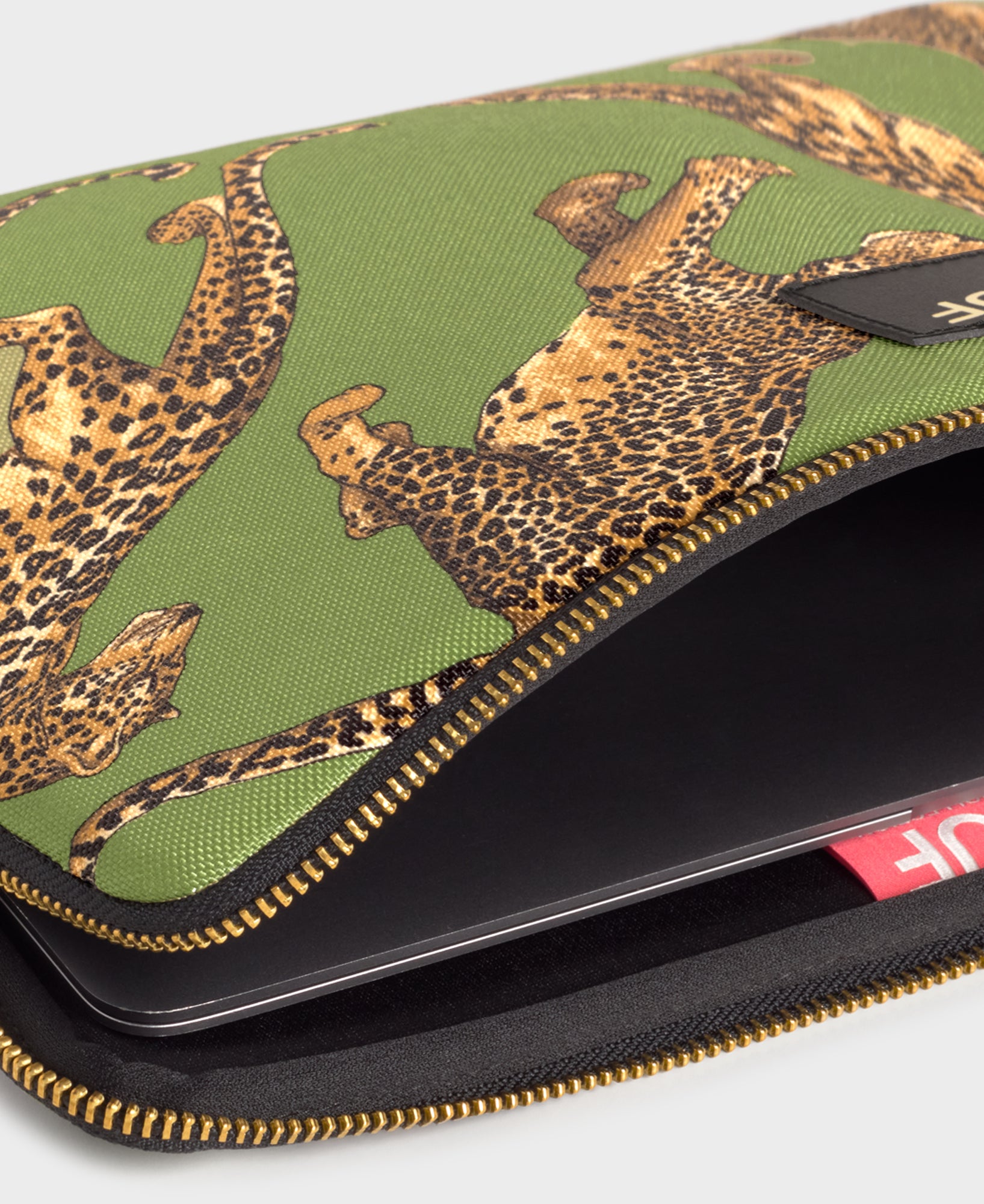wouf-studio-housse-ordinateur-15-16-olive-leopard image 2