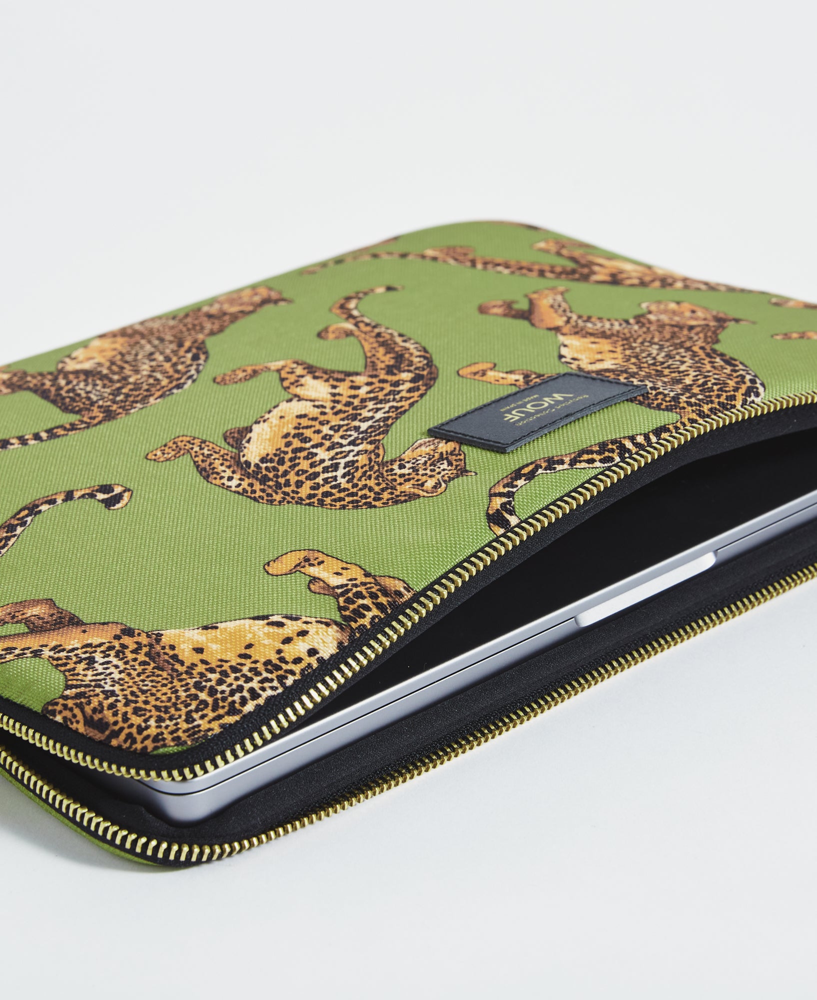wouf-studio-housse-ordinateur-15-16-olive-leopard image 4